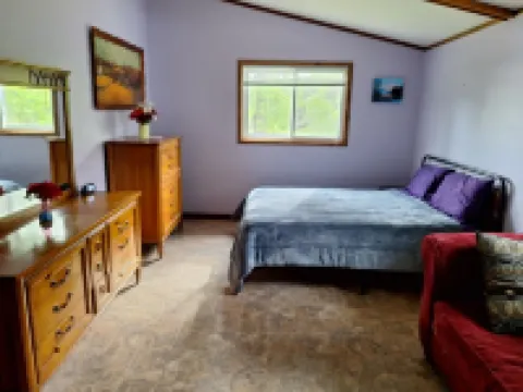 Lake Buffalo home, large lot, pet friendly 馬凱特縣酒店