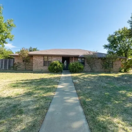 Charming 5-bedroom house with AC and WiFi in San Angelo.