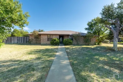 Charming 5-bedroom house with AC and WiFi in San Angelo. - 4-نجوم