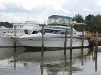 A VERY NICE 43'  YACHT WITH LONG RIVER VIEWS AND ONSITE RIVERSIDE DINING