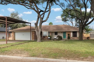 Sharyland Home with Jacuzzi & Playset, Sleeps 11! Hotels near Leo Najo Baseball Field