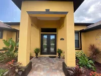 Spacious Waterfront 4+ bedroom Pool Home in delightful Rotonda West, FL