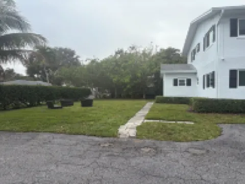 Chic newly remodeled  2bd 2bath apartment with AC, WiFi in vibrant Delray Beach