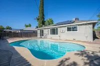 Fresno House | Pool | Fire Pit | Garage | 3/2:Wow! - สระว่ายน้ำส่วนตัว