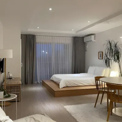 آت كورنر Hotels near شاطئ إيهو