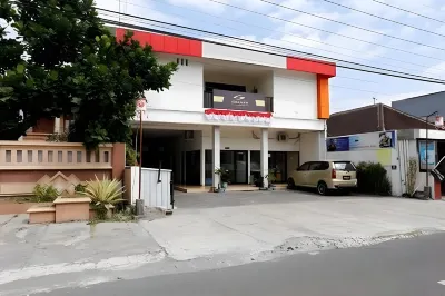 RedDoorz Near Adisucipto Airport 3 Hotels in Kalasan