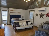 Quaint Cottage in Birdsong Creek/KY Lake/TN River. Short and Long-Term Rental