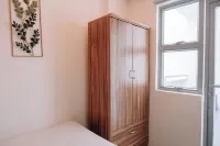 Stylish 1BR City Apartment Hôtels à : Tigbauan