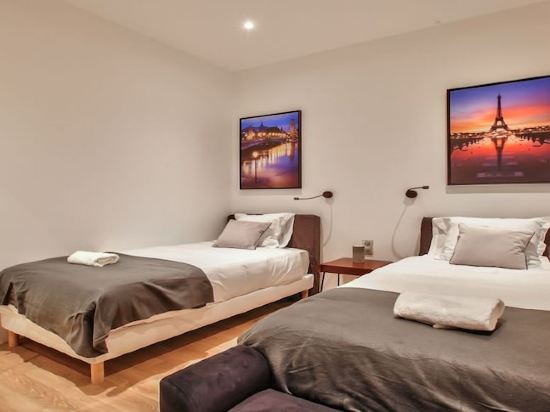 IN AN ELEGANT SETTING AND FLOODED WITH LIGHT – CHAMPS ELYSEES -RUE JEAN MERMOZ