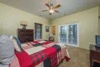 Swiss Pine Lodge, Brand New Hot Tub+Fire-Pit, Grill, Mtn View, Game Room, WiFi! - balcony