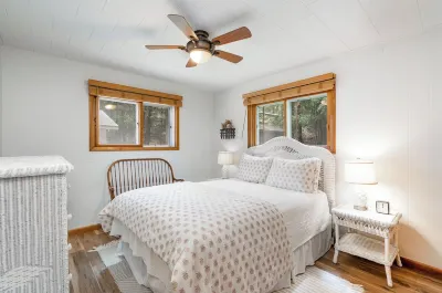 Cozy Higgins Lake Cottage- Relax- Kayak- Fire Pit- BBQ- Steps from the Lake!