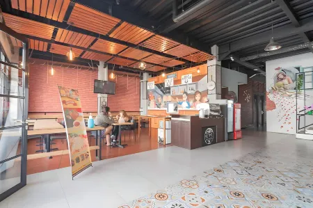 RedDoorz Plus @ Doorman Guest House Отели в г. Andir