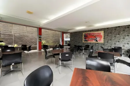 Bogor Indah Nirwana Hotel & Convention Отели рядом с достопримечательностью «Puncak Langit camping ground»