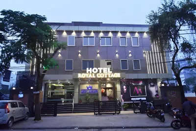 Hotel Royal Cottage فنادق في New Kanpur City