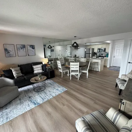Renovated 2-bed / 2-bath condo POOLSIDE & LAKEFRONT!