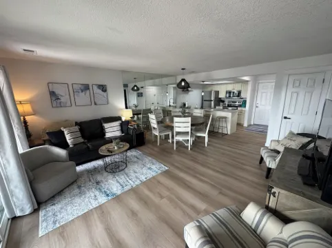 Renovated 2-bed / 2-bath condo POOLSIDE & LAKEFRONT!