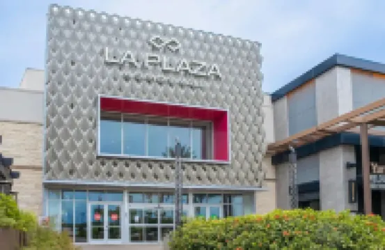 Stylish Condo w/ Pool, Near Everything