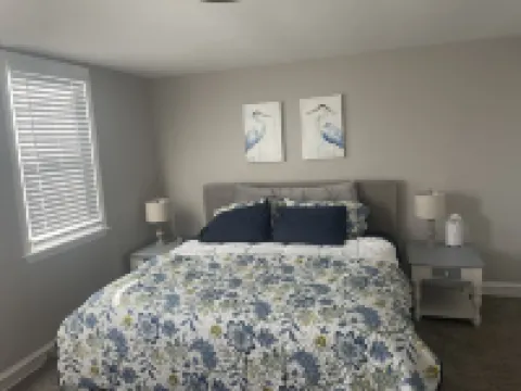 Contemporary 2 BR Townhome- Pet Friendly! Hotel di 