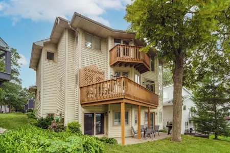 Spacious 4-bedroom Lake house with fitness room, sauna, optional pontoon boat