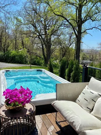 Arch View Luxury Home 5 minutes to St. Louis:Private Pool,Sauna,Free Wine&Brkfst