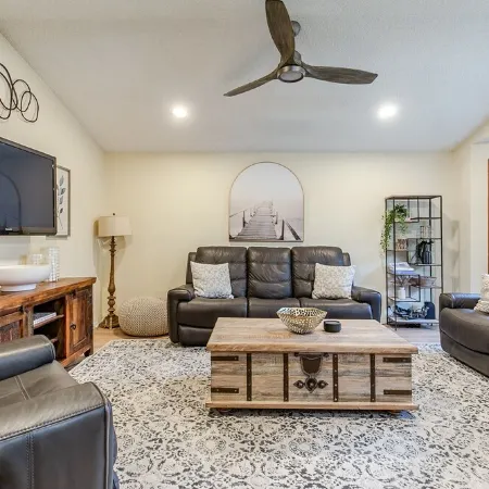 Cheerful, Comfortable and Convenient 3 Bedroom Home