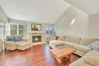 Spacious Dual Master, 4 Bedroom home near beaches, legoland, golf, lake