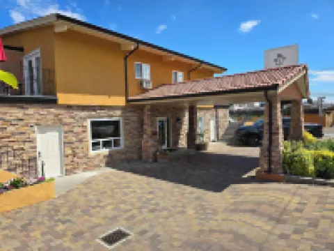 Sahara Courtyard Inn & Suites Osoyoos Hoteles en Osoyoos