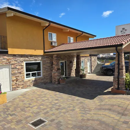 Sahara Courtyard Inn & Suites Osoyoos