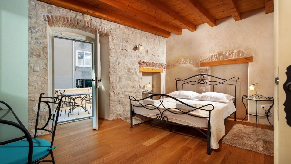 Villa Mama - Traditional Apartments in Omis, Free Parking