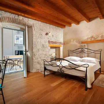 Villa Mama - Traditional Apartments in Omis, Free Parking