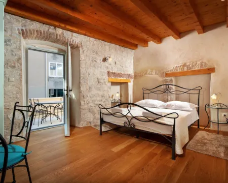 Villa Mama - Traditional Apartments in Omis, Free Parking Hotels in Omiš