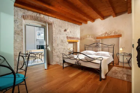 Villa Mama - Traditional Apartments in Omis, Free Parking