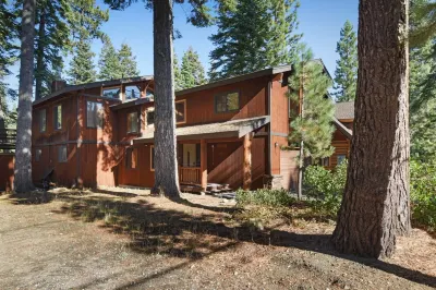 Lake Tahoe Treasure! Minutes from Beach & Skiing