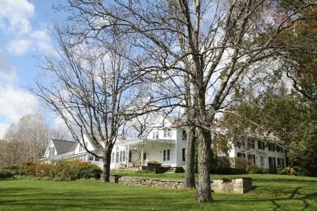 Hickory Hill House: a country retreat, lovely gardens, trails, boats & tennis.