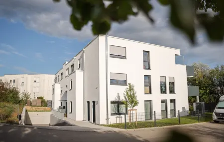 LaMiaCasa Family-Business-Airport-Fair-Uni-Base