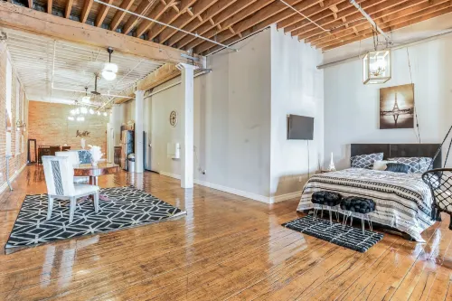 Queen G Investments 1 Bedroom Apts by RedAwning