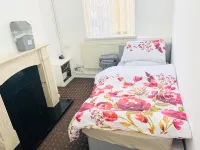 Weekend Escape- 4 Bedroom House in Stoke-on-trent Hotels in 