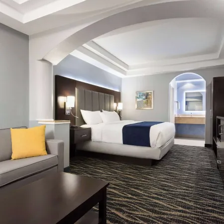 Days Inn & Suites by Wyndham Houston Hobby Airport