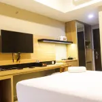 Cozy and Comfortable Studio (No Kitchen) Apartment at Mustika Golf Residence - Parkplatz