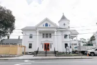 The Bell Inn Hotels in Peabody