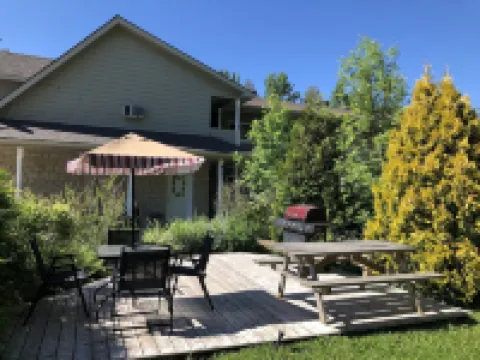 Adventure the Bruce Inn - Recently Renovated with Outdoor Hot Tub