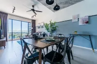 3Br Homestay with Pool View Bukit Rimau Hotels in Shah Alam