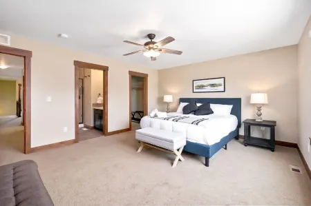 Spectacular Townhome Near Breweries and River District!