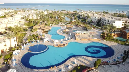 Regency Plaza Aqua Park and Spa Resort Отели рядом с достопримечательностью «Charmillion Club Beach»