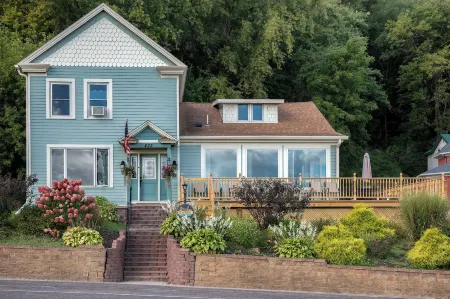 Big River Escape Grandview Manse Отели в г. Кокран