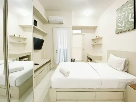 Minimalist and Homey Studio Room at Amartha View Apartment Отели в г. Ngaliyan