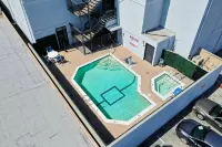 Hyland Inn Near Pasadena Civic Center - Pools