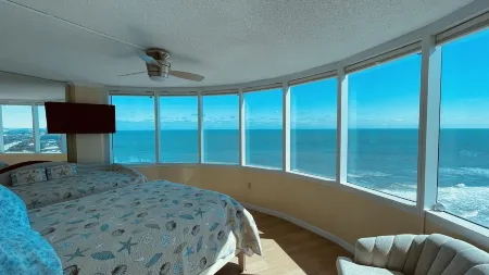 Spectacular Ocean View and Bright Beach Condo, 2BR/2Bath, the Best on the Shores