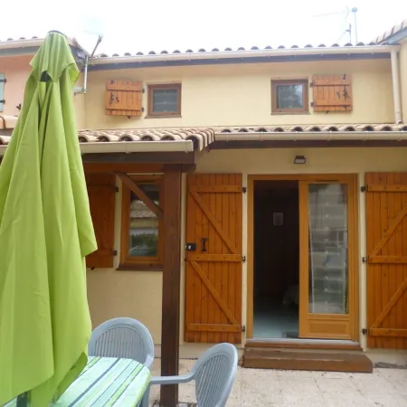 Rental villa 800 meters from the beach in St Pierre la Mer Отели в г. Флёри