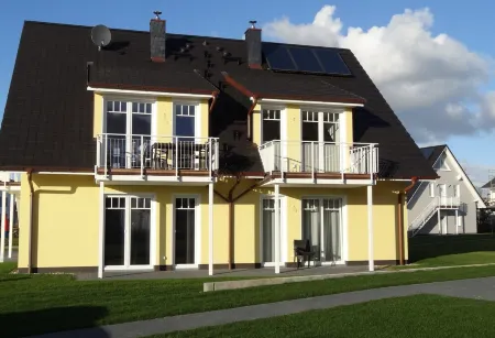 Cozy apartment on the ground floor with terrace, 200m to the beach Отели в г. Бёргеренде-Ретвиш